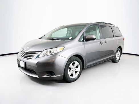 Used 2017 Toyota Sienna LE FWD image 3
