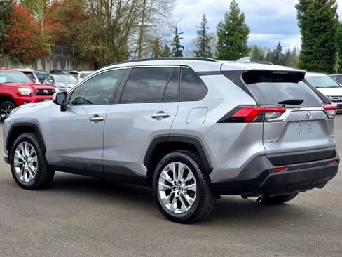 Used 2019 Toyota RAV4 Limited image 5
