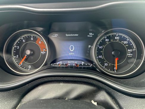 Used 2019 Jeep Cherokee Limited AWD/4WD image 3