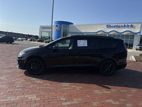 Used 2025 Chrysler Pacifica Limited FWD image 3
