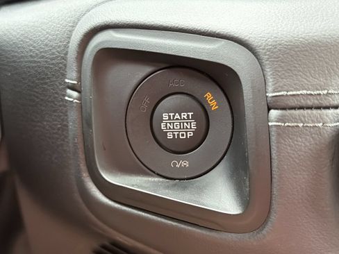 Used 2025 Jeep Wrangler Unlimited Sahara AWD/4WD image 10