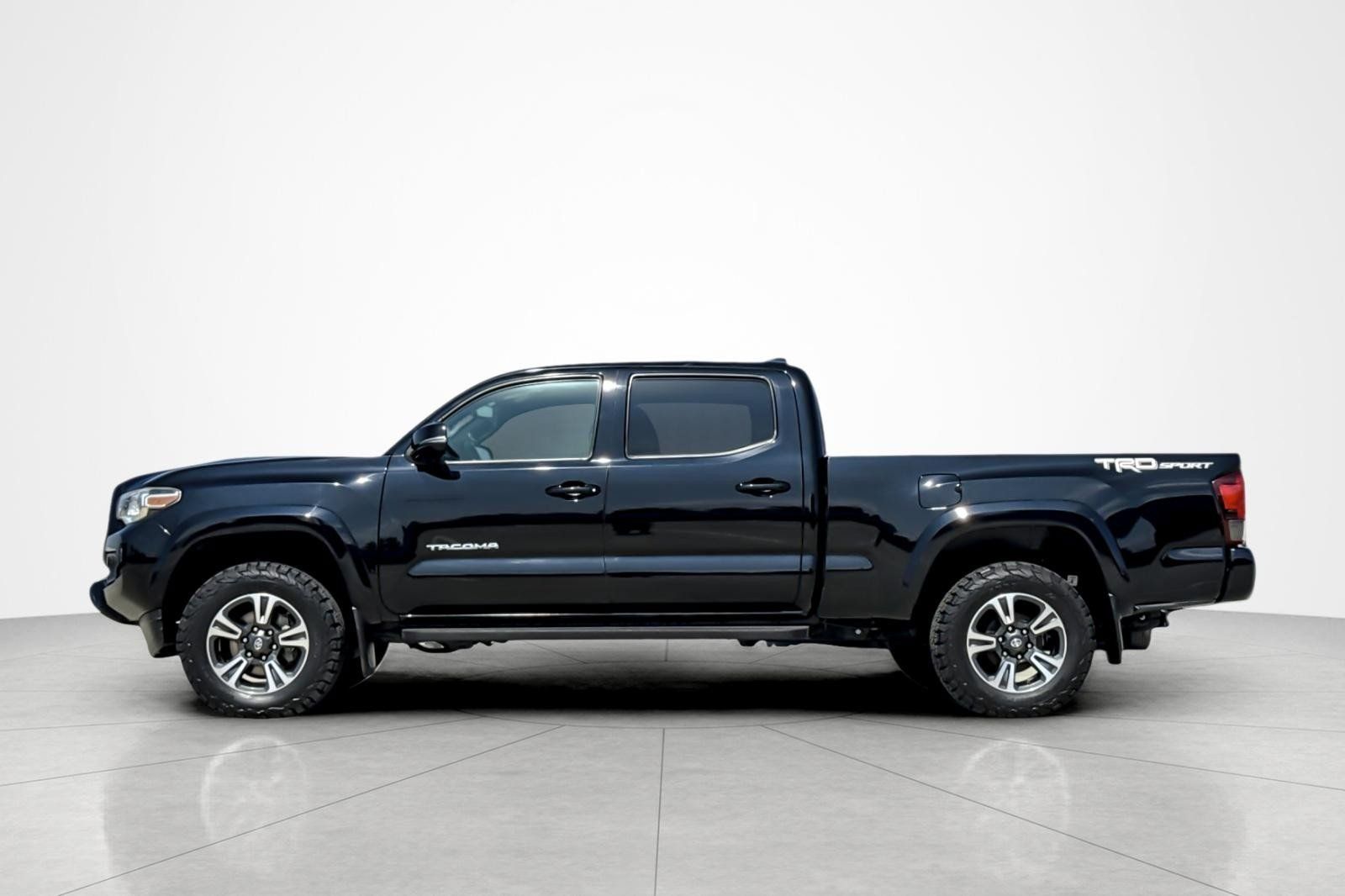 Used 2019 Toyota Tacoma TRD Sport RWD image 2