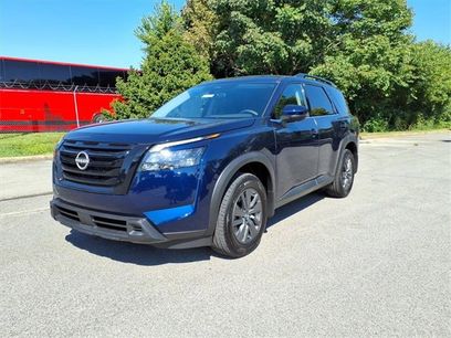 New 2025 Nissan Pathfinder SV w/ Black Appearance Package