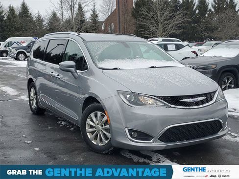 Used 2018 Chrysler Pacifica Touring-L Plus image 32