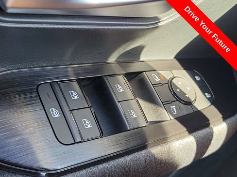 Used 2025 Nissan Kicks SV FWD image 18