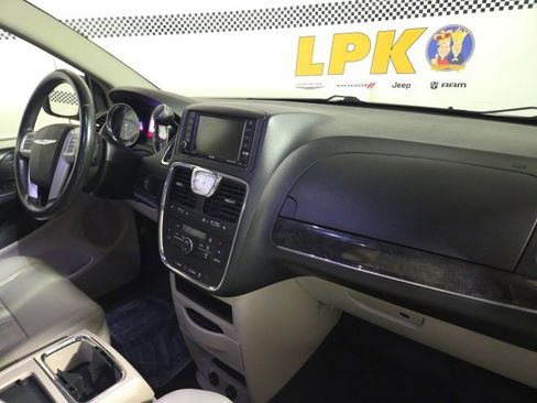 Used 2015 Chrysler Town & Country Touring image 23