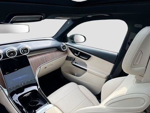 Used 2025 Mercedes-Benz GLC 300 4MATIC image 26