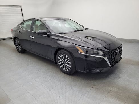 Used 2023 Nissan Altima 2.5 SV w/ SV Premium Package image 11