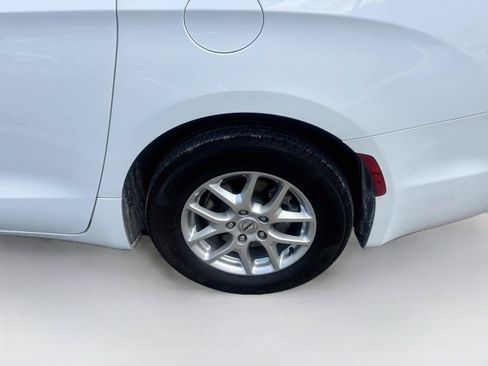 Used 2023 Chrysler Pacifica Touring-L FWD image 30