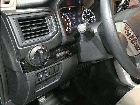 Used 2023 Nissan Titan SV w/ SV Convenience Package image 10