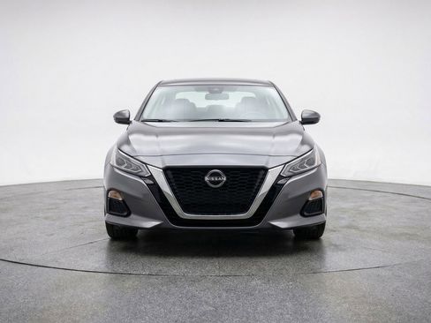 Used 2025 Nissan Altima 2.5 SV image 2
