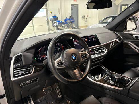 Used 2021 BMW X5 xDrive40i w/ M Sport Package image 3