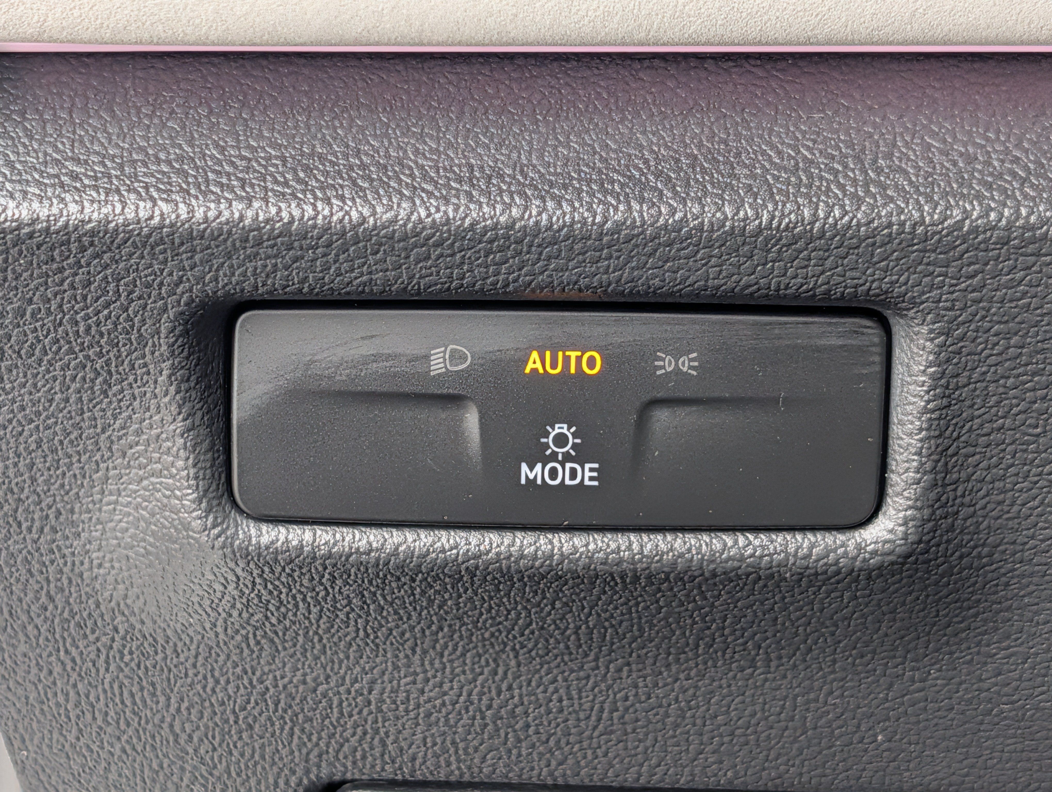 Certified 2025 Volkswagen Tiguan SE AWD/4WD image 26
