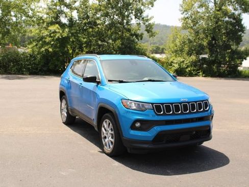 Used 2023 Jeep Compass Latitude AWD/4WD image 2