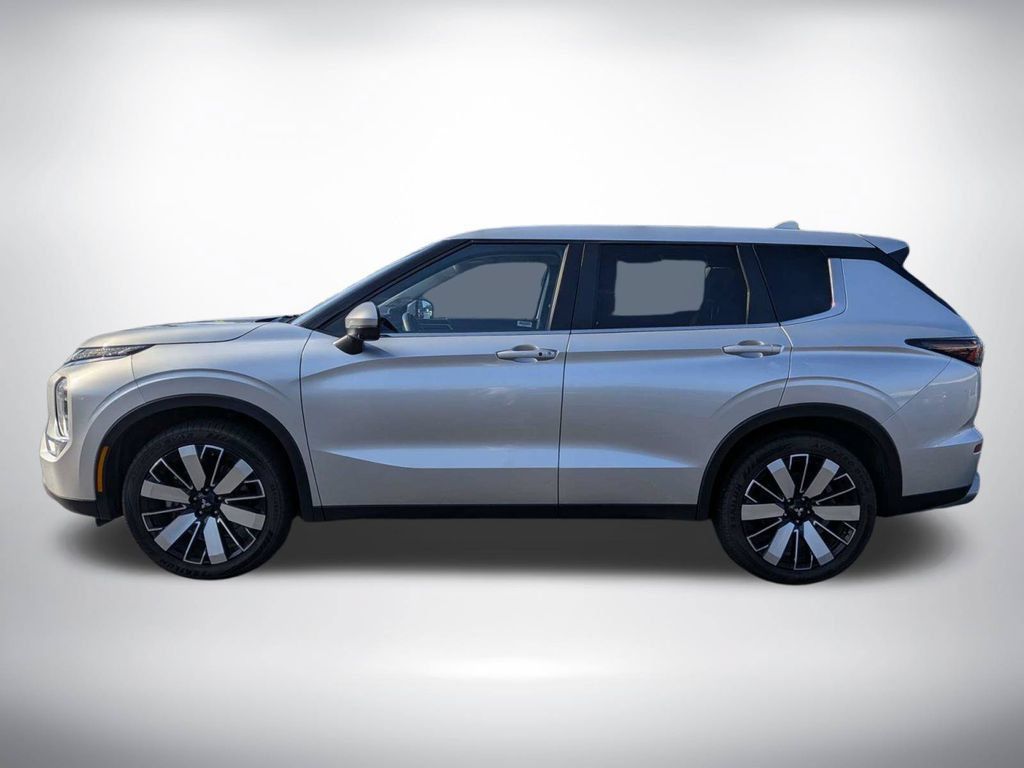 Used 2025 Mitsubishi Outlander SE FWD image 7