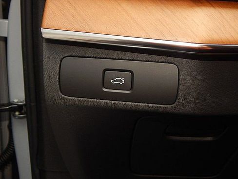 Certified 2024 Volvo XC90 B6 Plus w/ Protection Package Premier image 24