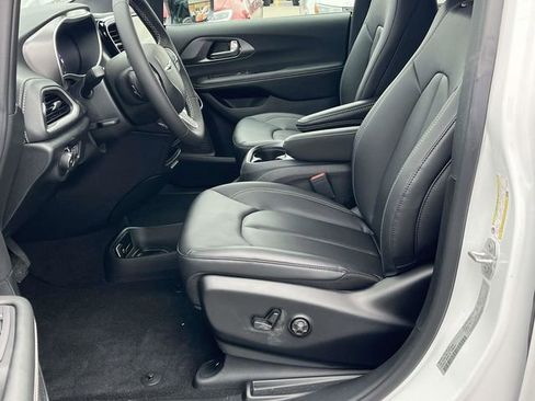New 2026 Chrysler Pacifica Select image 10