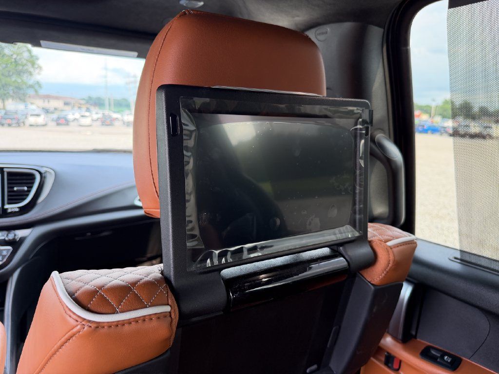 Used 2024 Chrysler Pacifica Pinnacle AWD/4WD image 19
