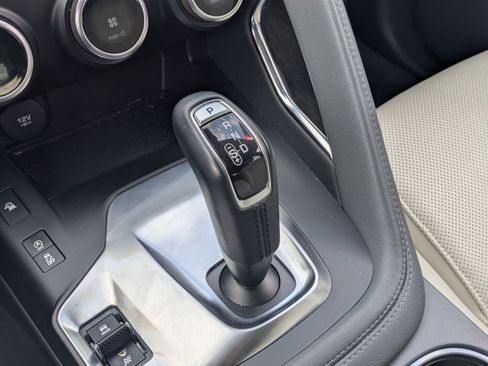 Used 2020 Jaguar E-PACE SE image 16