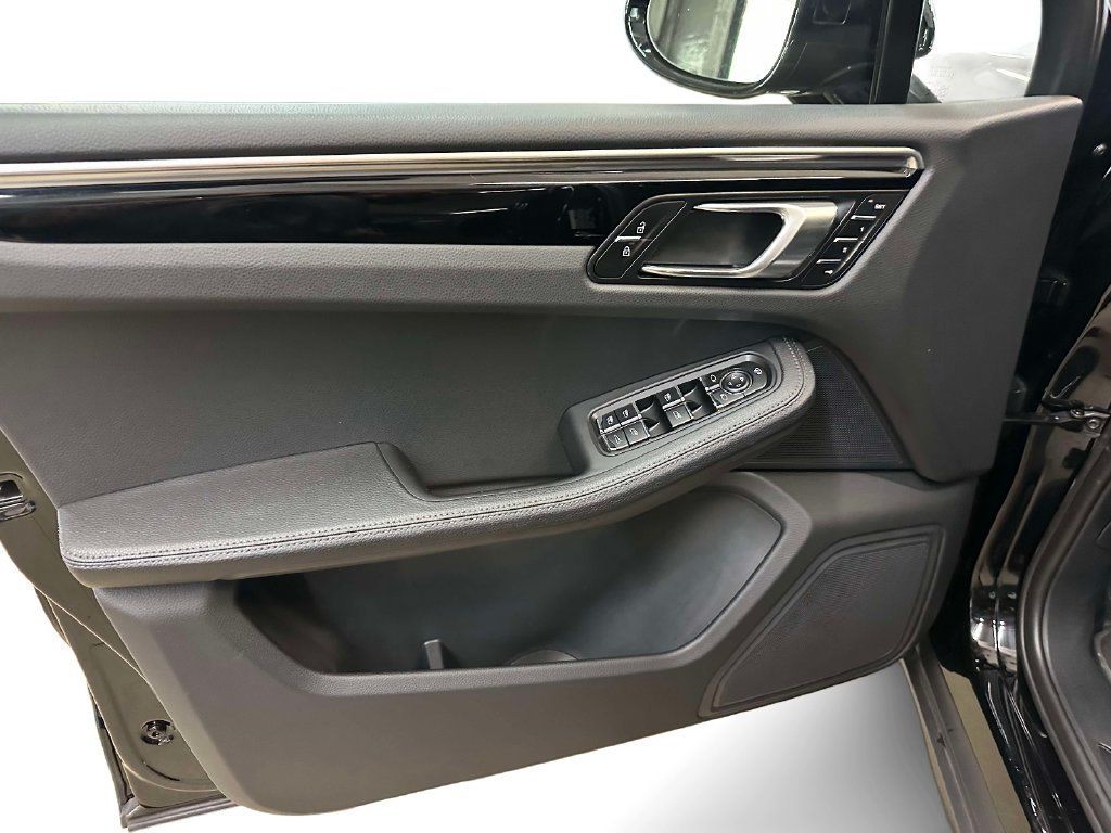 Used 2024 Porsche Macan AWD/4WD image 9