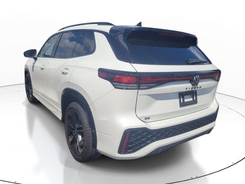 Used 2025 Volkswagen Tiguan SE R-Line FWD image 5