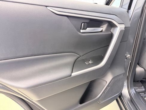 Used 2019 Toyota RAV4 XLE Premium FWD image 17