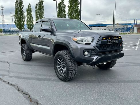 Used 2017 Toyota Tacoma TRD Off-Road w/ Tow Package image 11