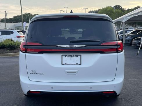 Used 2024 Chrysler Pacifica Touring-L FWD image 6