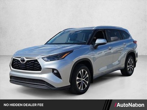 Used 2023 Toyota Highlander XLE AWD/4WD image 1