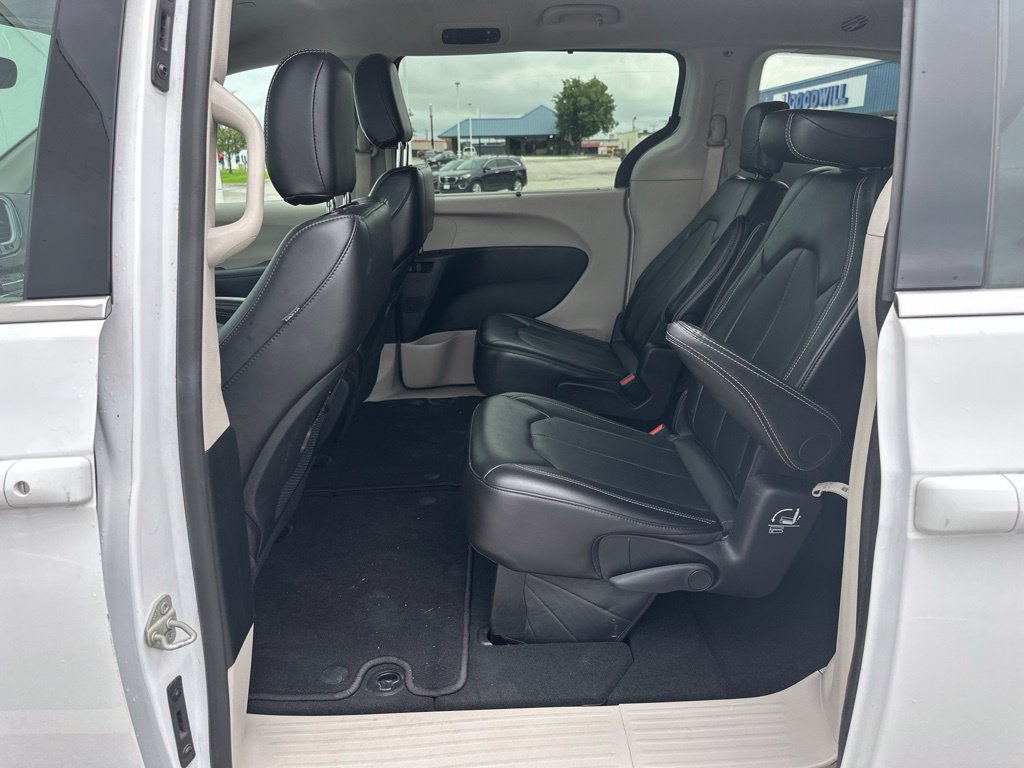 Used 2024 Chrysler Pacifica Touring-L FWD image 13
