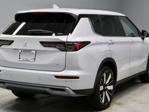 New 2026 Mitsubishi Outlander SE image 9