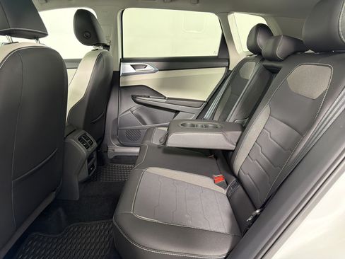 Used 2025 Volkswagen Taos SE w/ Panoramic Sunroof Package FWD image 20