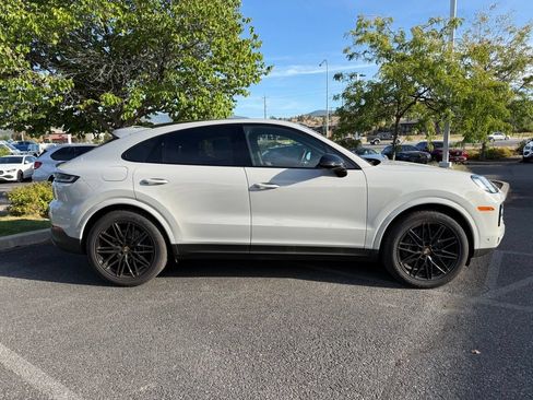 Used 2024 Porsche Cayenne Coupe AWD/4WD image 9