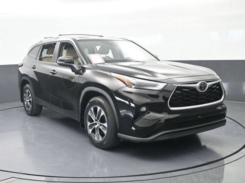 Used 2022 Toyota Highlander XLE FWD image 9