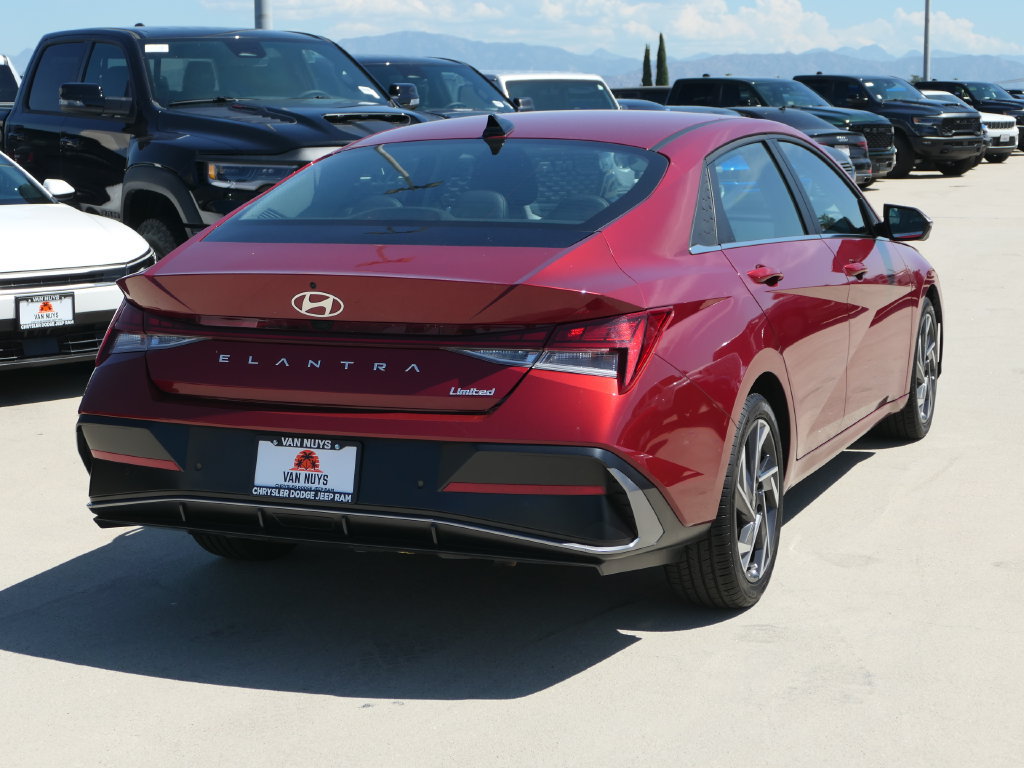Used 2024 Hyundai Elantra Limited FWD image 3
