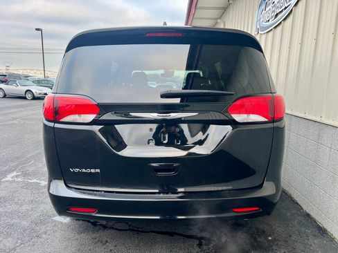 Used 2024 Chrysler Voyager LX image 4