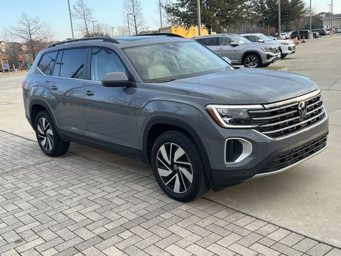 Certified 2025 Volkswagen Atlas SE w/ Panoramic Sunroof Package image 2