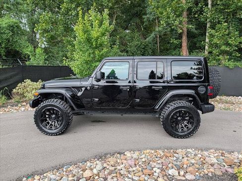 Used 2025 Jeep Wrangler Unlimited Sahara AWD/4WD image 2
