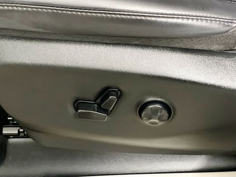 Used 2023 Chrysler Pacifica Touring-L FWD image 15