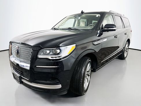 Used 2022 Lincoln Navigator Reserve image 3