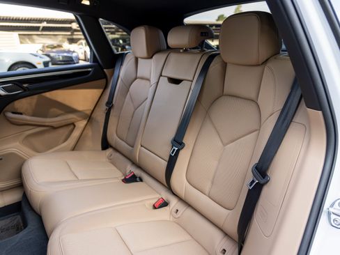 Certified 2025 Porsche Macan image 42