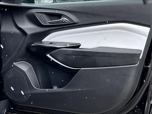 Used 2025 Chevrolet Trax LT w/ LT Convenience Package image 12