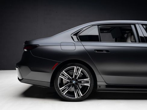 Used 2023 BMW i7 xDrive60 AWD/4WD image 35