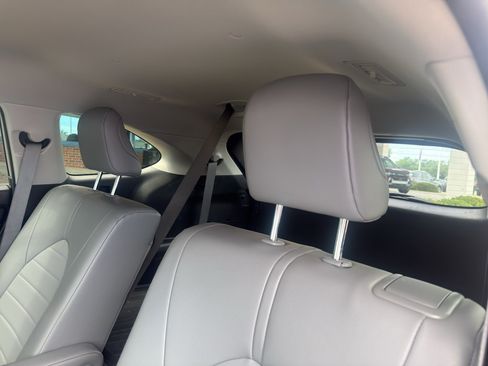 Used 2022 Toyota Highlander XLE AWD/4WD image 17