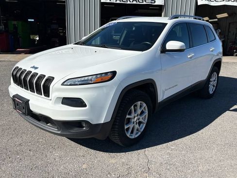 Used 2018 Jeep Cherokee Latitude w/ Cold Weather Group AWD/4WD image 3