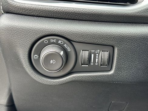 New 2024 Chrysler Pacifica Premium image 38