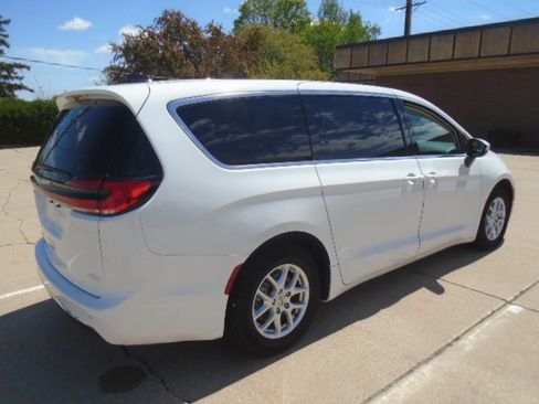 Used 2023 Chrysler Pacifica Touring-L FWD image 12
