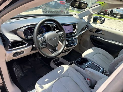 Used 2021 Chrysler Pacifica Touring-L FWD image 12