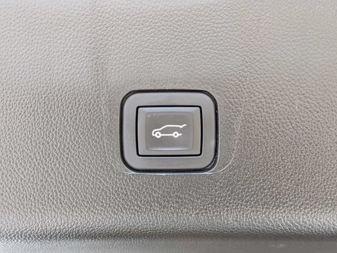 Used 2023 Chevrolet Traverse LT FWD image 14