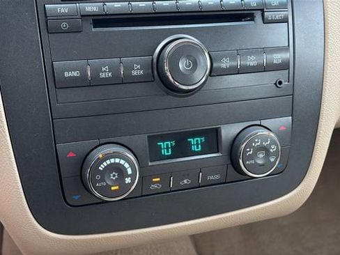 Used 2011 Buick Lucerne CXL image 29